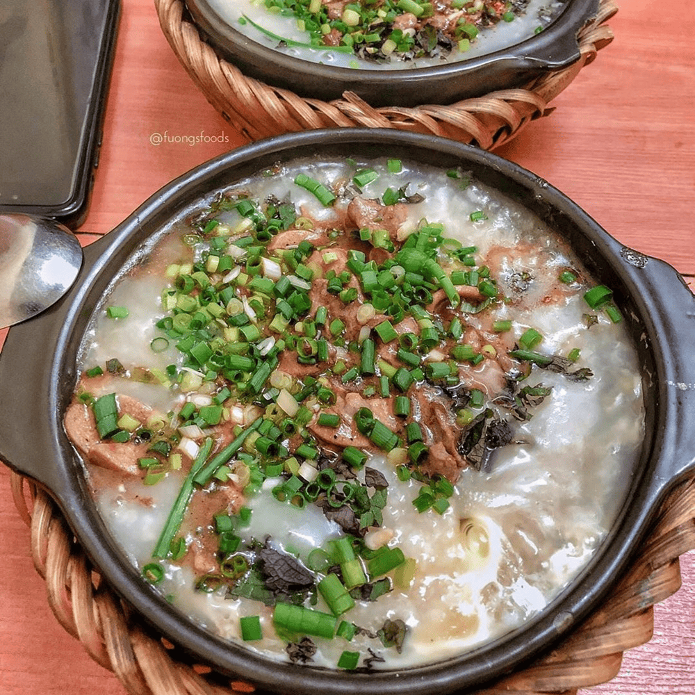 Ch&aacute;o ni&ecirc;u ấm n&oacute;ng, nghi ng&uacute;t kh&oacute;i, ăn c&ugrave;ng với phần thịt x&agrave;o đậm vị sẽ l&agrave; bữa s&aacute;ng hấp dẫn (Nguồn: M&oacute;n Ngon H&agrave; Nội)